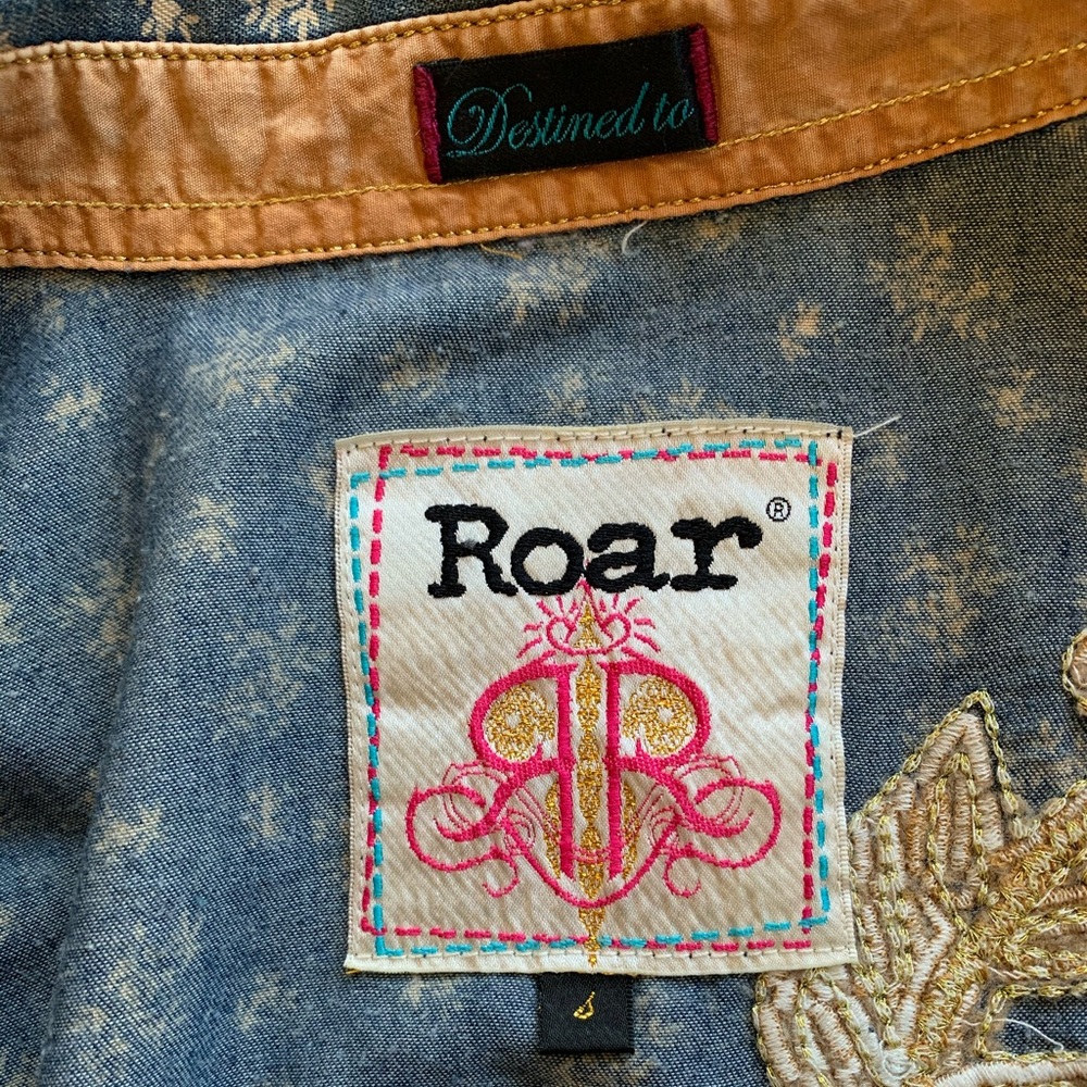 ROAR- gorgeous bedazzled & metallic button up!! - Picture 6 of 8